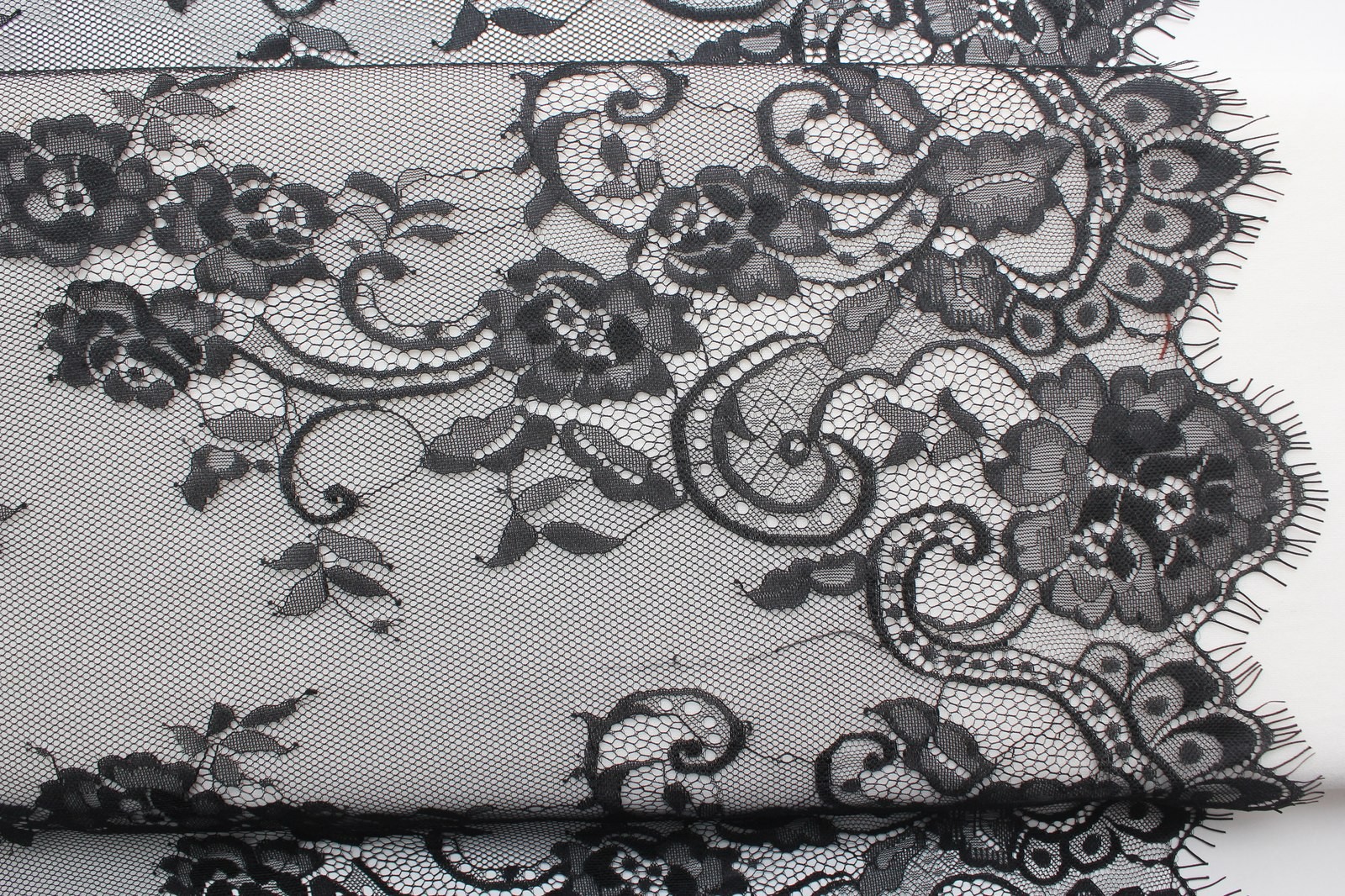 Кружевное полотно шантильи "реснички" чёрного цвета с мелким узором роз с двумя фестонами