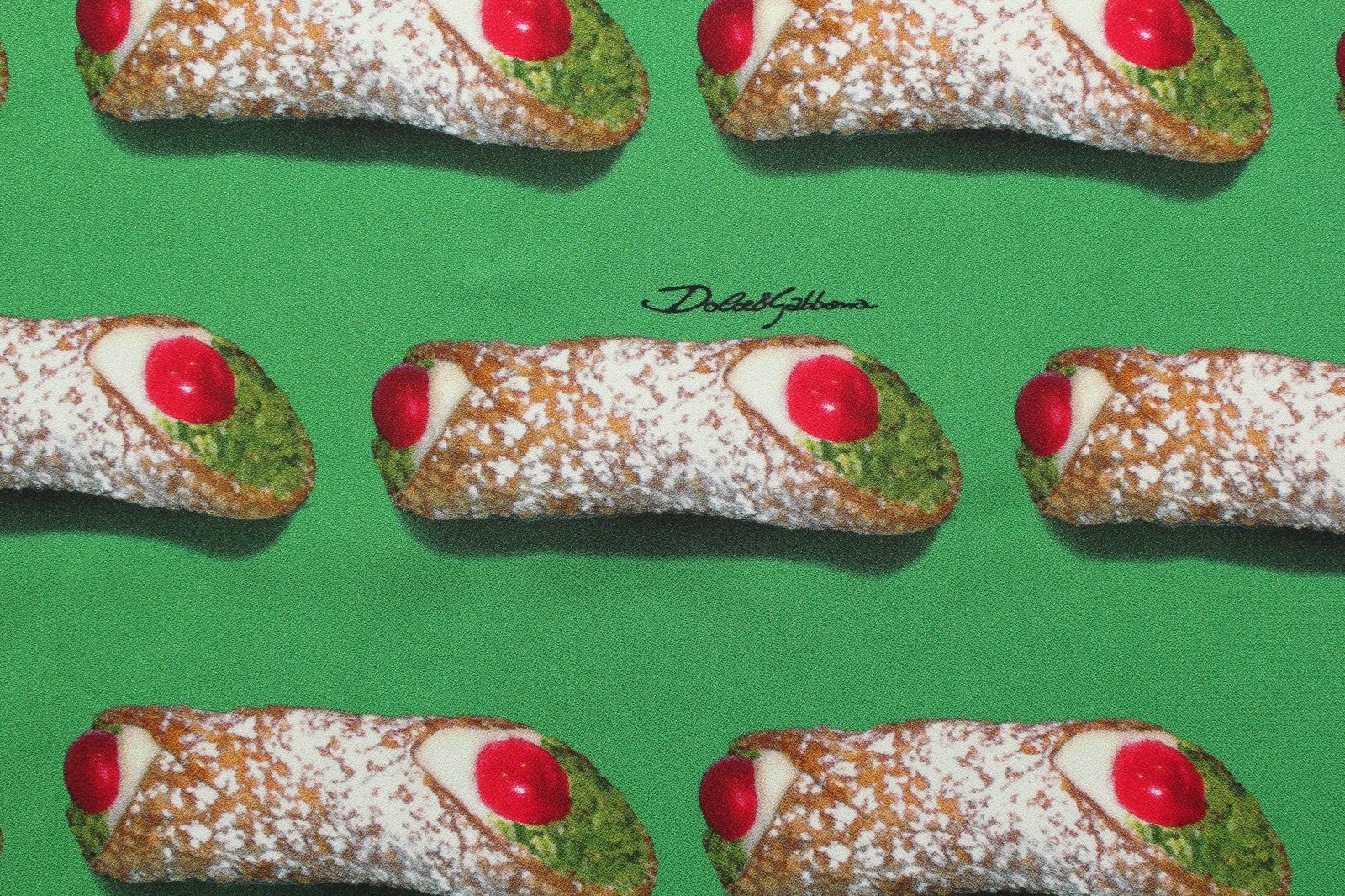 Креп плательно-костюмный на атласе D&G зелёный cannolo siciliano