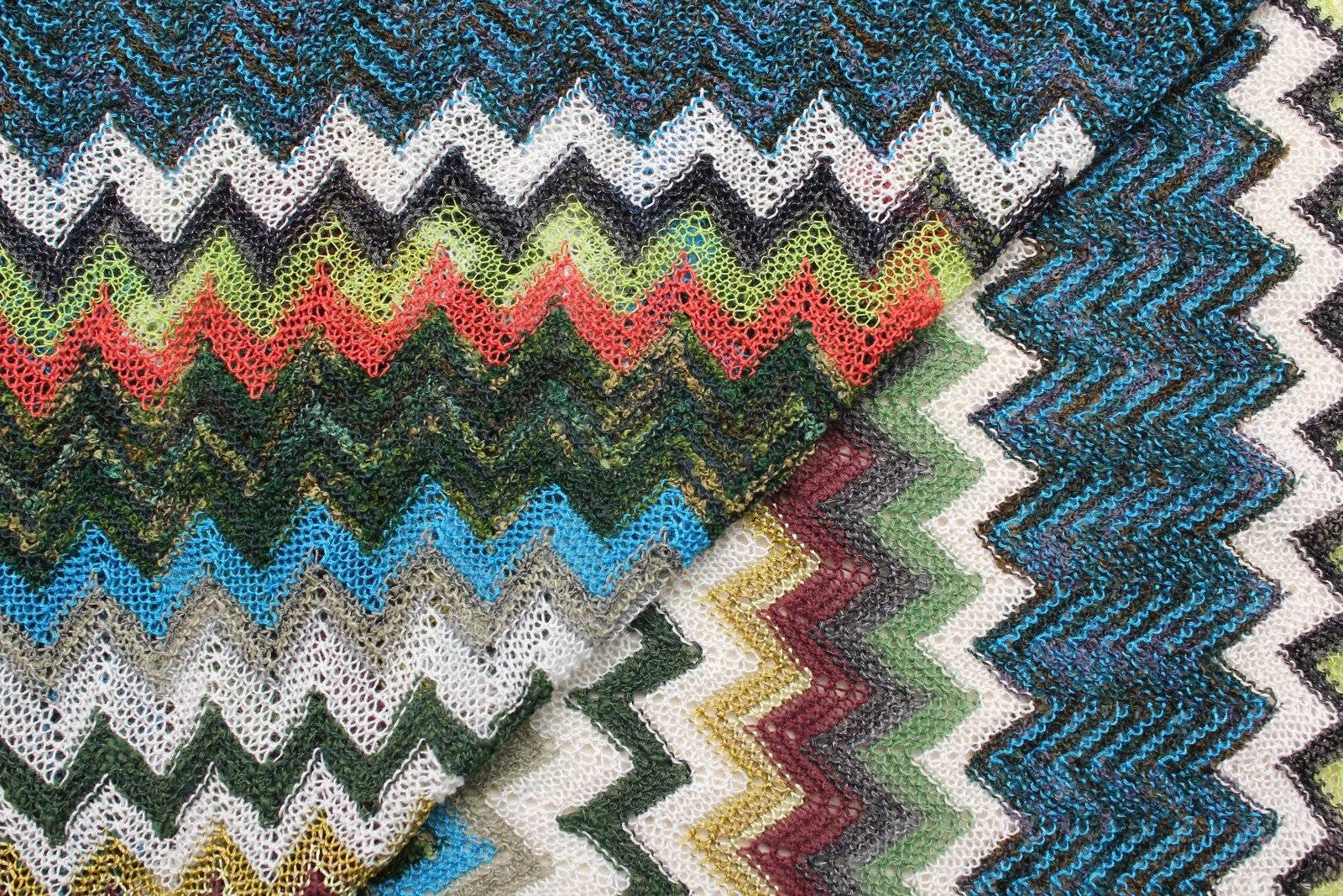Джерси Missoni сине-зелёной гамме с добавлением белого