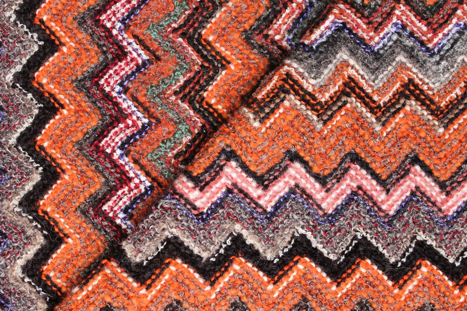 Джерси Missoni в оранжево-чёрной гамме с розово-серыми зигзагами