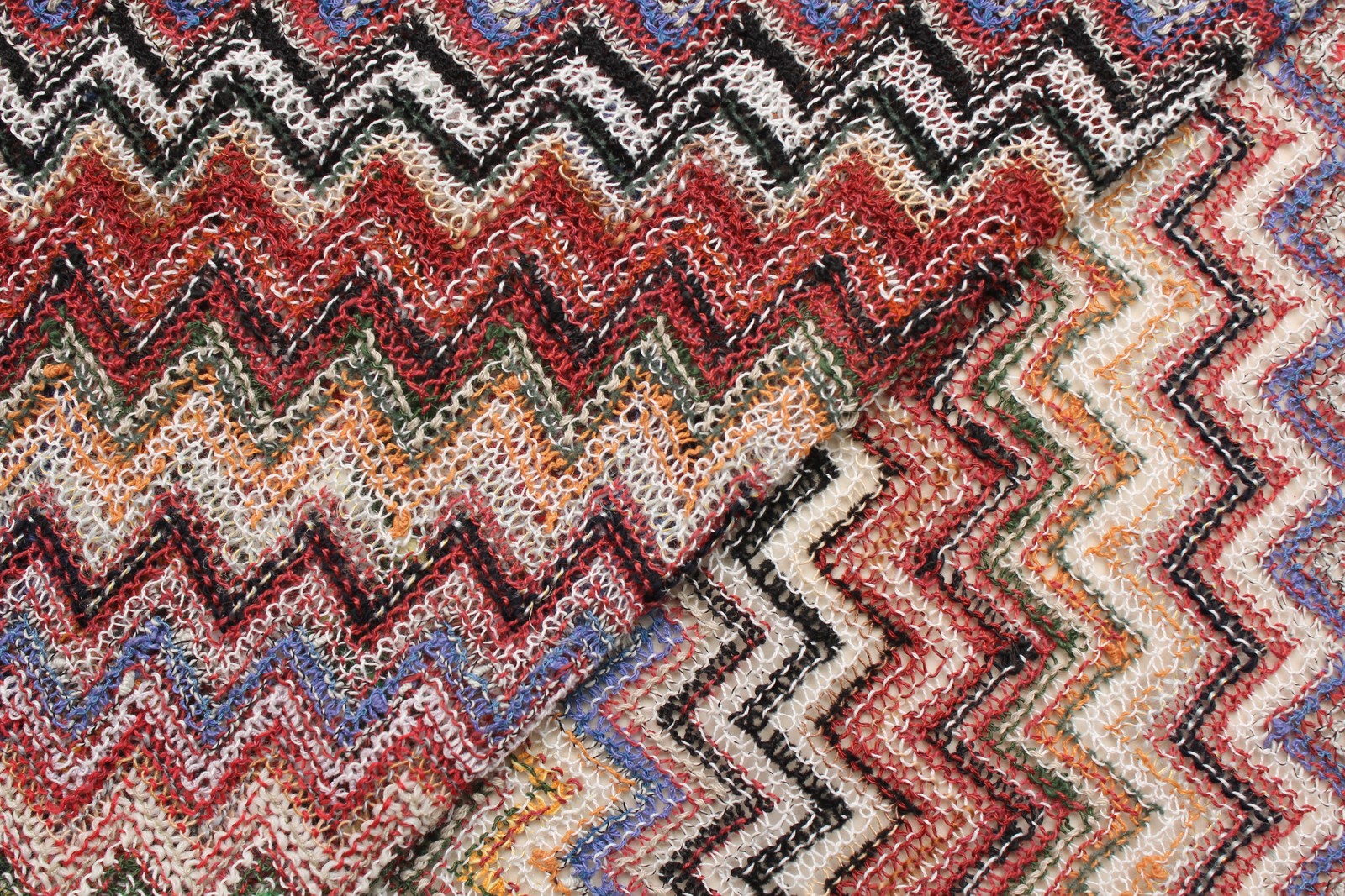 Джерси Missoni в кирпично-лиловой гамме с сине-серо-зелёными зигзагами